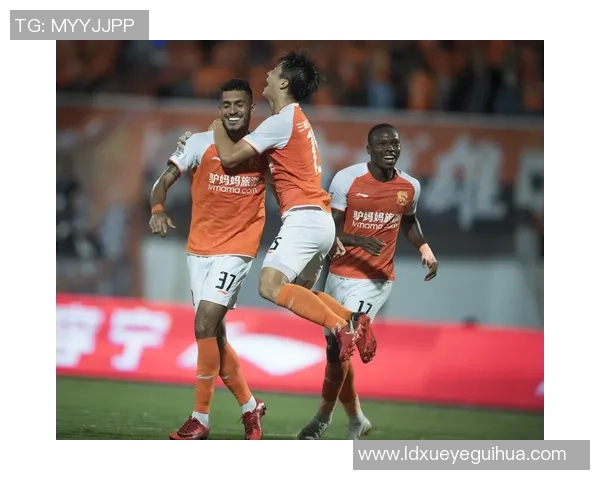 绿城与四川的激烈对决展现足球魅力与团队精神的完美结合 绿城与四川的激烈对决展现足球魅力与团队精神的完美结合